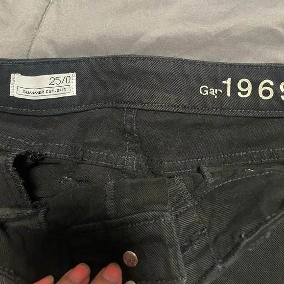 Gap women’s black shorts size 25 - Picture 3 of 4